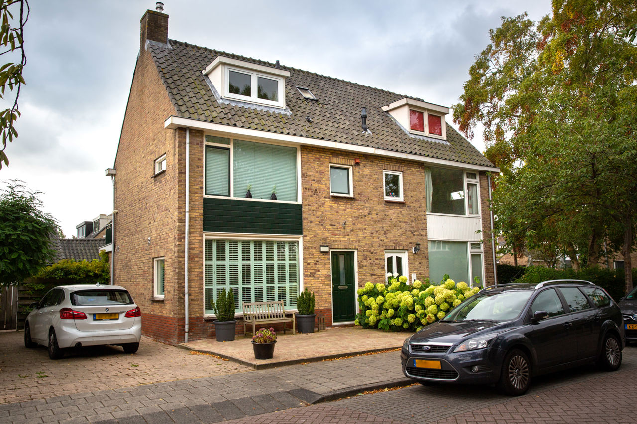 Twee onder een kap woning uit de jaren 60.